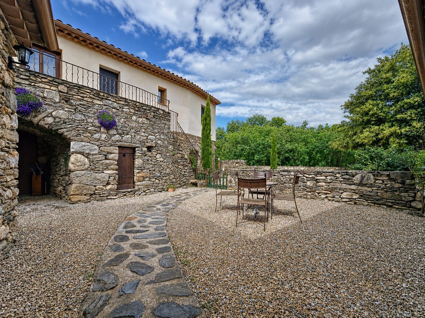 La terrasse et la cour du Mas